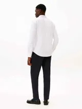 Camisa de corte regular fit confeccionada en tejido twill técnico de nylon y elastano. Presenta cuello clásico, cierre frontal con botones y el logo de la marca bordado en el pecho.