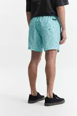 Short de baño celeste y azul con cintura elástica ajustable con cordón, dos bolsillos laterales y uno trasero. Confeccionado en tela ligera de secado rápido y logo bordado.