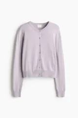 Saco de punto fino de mezcla de viscosa, color lila, con cuello redondo y cierre frontal de botones. Cuenta con ribetes acanalados en el cuello, los puños y el bajo.