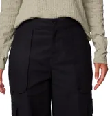 Pantalón cargo negro de corte recto y tiro medio. Presenta múltiples bolsillos laterales y traseros, cintura con cierre de botón y bragueta, y diseño funcional con costuras reforzadas.
