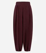 Pantalón aladín Blue Steel de poliéster texturizado color bordó, de calce amplio con cintura elástica y puños ajustados en la botamanga.
