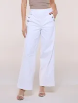 Pantalón de denim blanco de tiro alto y corte wide leg, con bolsillos diagonales decorados con botones metálicos a los lados y piernas de caída recta.