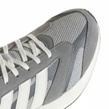 Championes urbanos Adidas modelo Light Shift 2.0, color gris con detalles en blanco y negro. Presentan una combinación de malla y gamuza en el exterior, con las icónicas tres tiras laterales y tecnología de amortiguación Lightmotion en la entresuela.