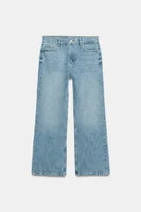 Jeans de tiro bajo y pernera flare, confeccionados en denim de algodón con efecto lavado claro. Presenta diseño clásico de cinco bolsillos, trabillas para cinturón y cierre frontal con cremallera y botón metálico.