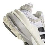 Championes Adidas Avryn X blancos con detalles en negro y beige. Presentan las tres tiras características de Adidas en color negro y cordones blancos. La entresuela es híbrida con tecnología Boost y Bounce.