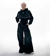Buzo tipo hoodie de corte cropped con faja estilo corset integrada en la cintura, mangas largas con puños ajustados y capucha.