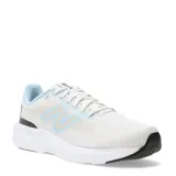 Championes de running New Balance modelo 413, color gris claro con detalles en celeste en el logo lateral, cuello y ojales. Presenta una entresuela blanca y suela negra.