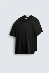 Pack de tres camisetas negras básicas de corte regular, cuello redondo y manga corta. Más ligera que el modelo básico Heavyweight.