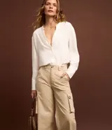 Pantalón de sarga color beige, de corte wide leg, con bolsillos cargo laterales y cintura alta.