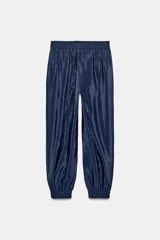 Pantalón de tiro alto de tela satinada color azul marino, con bolsillos frontales, cintura ajustable con cordones y puños elásticos en los tobillos.