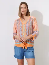 Blusa estampada marca Ruby Rd con escote en V, abertura central con botones y terminación anudada. Mangas tres cuartos regulables con presilla y botón.
