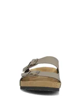 Sandalias estilo Birkenstock de color marrón claro, con dos tiras ajustables con hebillas metálicas, plantilla anatómica con efecto corcho y suela negra.
