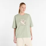 Remera verde claro de corte recto y mangas cortas con estampado de una zapatilla New Balance con flores y el logo de la marca.