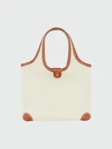 Bolso tote Balmain de lino color crudo con logo estampado en negro y detalles en cuero marrón.