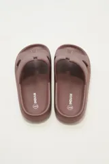 Sandalias marrones con textura, de la marca Randu.