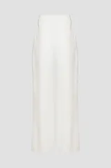Pantalón de vestir blanco de corte recto y tiro alto, confeccionado en crepé. Cuenta con trabillas en la cintura, dos botones joya decorativos en la parte frontal y bolsillos laterales.