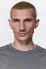 Remera de manga larga H&M, confeccionada en punto de algodón liviano, con cuello redondo y corte estándar.