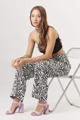 Crop top strapless de color negro, con diseño ajustado al cuerpo y corte recto.