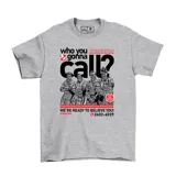 Remera gris de manga corta con estampado frontal inspirado en la película Ghostbusters, que incluye el texto 'Who you gonna call?' y la imagen de los protagonistas.
