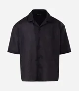 Camisa masculina blanca de lino, modelo boxy, con cuello bowling, manga corta y abotonado delantero.