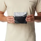 Pantalón deportivo de hombre, color negro, diseñado para actividades al aire libre. Presenta cintura elástica con ajuste, bolsillos laterales con cierre y puños elásticos en los tobillos. Confeccionado con tecnología repelente al agua y resistente a las manchas.