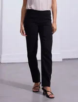 Pantalón sastrero de corte slim, color negro, con diseño de talle alto y pinzas frontales.