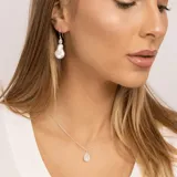 Collar de plata 925 con cadena de 45 cm y dije de piedra lunar en forma de lágrima.