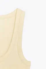 Top de escote redondo y tirantes, con acabados en rib.