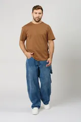 Jean baggy de color azul claro, estilo carpintero, con bolsillos laterales utilitarios y corte ancho de pierna recta.