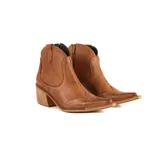 Bota tipo texana de caña baja en cuero color whisky, con diseño de punta fina y taco cuadrado de madera. Presenta cierre lateral y costuras decorativas en la capellada.