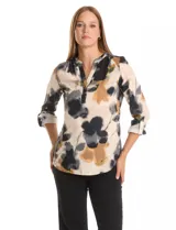 Blusa Zac & Rachel de gasa con estampado floral abstracto en tonos beige, negro y ocre. Presenta cuello a la base con escote en V y abertura frontal con botones, y mangas largas con sistema de ajuste de largo.