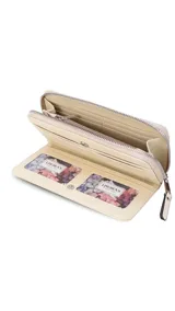 Billetera larga tipo sobre de la marca Lincoln's, confeccionada en material sintético con textura suave en color beige. Presenta un cierre perimetral metálico y el logo de la marca grabado en la parte frontal.