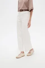 Pantalón de algodón color blanco, de tiro alto y corte flare, con bolsillos y detalles de vivos.