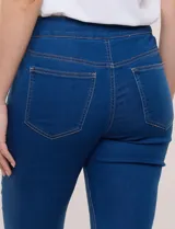 Jegging de denim azul oscuro con terminación bootcut, tiro medio-alto, cintura elástica ancha y bolsillos traseros aplicados.