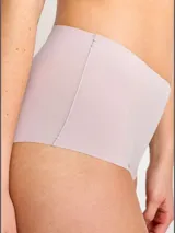 Bombacha hipster de cintura alta color lila, sin costuras y con logo de Calvin Klein en la cintura.