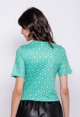 Top de manga corta con estampado de flores retro en tonos celeste y amarillo. Es ajustado al cuerpo y de escote redondo.