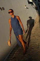 Vestido corto de punto con hilo brillante, escote drapeado, sin mangas y lazo decorativo para atar en la cintura.