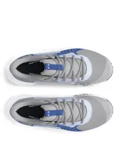 Championes de básquetbol Under Armour Jet 23, con diseño de materiales mixtos en tonos gris y azul. Presentan entresuela Micro G® para amortiguación y suela de goma con patrón de tracción anatómico.
