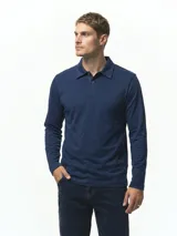 Remera polo de manga larga en color azul, con cuello camisero y cierre frontal de dos botones.