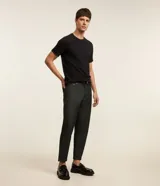 Remera slim de algodón negro con textura acanalada, cuello redondo y mangas cortas.