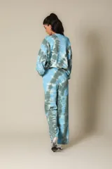 Buzo celeste y gris con estampado batik, de corte holgado y mangas largas.