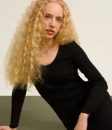 Vestido midi de manga larga confeccionado en tejido de punto texturizado, con escote en U y tajo en la parte posterior. Diseño ajustado al cuerpo.