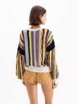 Sweater de tejido semi pesado en mezcla de algodón y lana, de calce oversize y hombros caídos, con cuello redondo y mangas largas. Destaca por su diseño jacquard multicolor con patrones texturizados y rayas verticales.