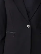 Blazer entallado marca Nanette, color negro, con cuello de solapa y cierre frontal de un solo botón. Cuenta con bolsillos delanteros y forro interno a tono.