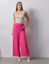Pantalón wide leg color fucsia de crepe con pretina ancha elastizada.