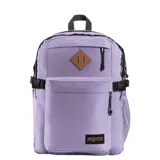 Mochila Jansport modelo Main Campus de color lila, con compartimentos múltiples, bolsillo frontal con cierre, detalle de parche romboidal en cuerina y correas de compresión laterales.