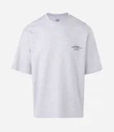 Remera gris melange de corte relaxed, con cuello redondo y mangas cortas. Presenta un diseño gráfico en la espalda con estampado y textura en alto relieve embossed que incluye la frase "Beyond Limits: Keep Going" y el texto "The Urban Supply Co. of N.Y.C.".