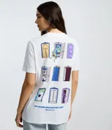 Remera de algodón color blanco, con cuello redondo y mangas cortas. Presenta un estampado en la espalda con diseño de puertas de la película Monsters Inc. y el texto 'We scare because we care!'.