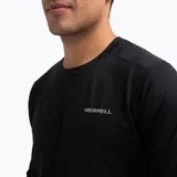 Remera técnica de manga larga Merrell, diseñada como primera capa. Presenta cuello redondo, logo reflectivo en el pecho y aberturas para el pulgar en los puños. Confeccionada en tejido de secado rápido con costuras planas para mayor confort.