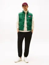 Pantalón de jogging negro de corte regular, confeccionado en felpa aterciopelada de mezcla de algodón y poliéster. Presenta cintura con cordón, bolsillos laterales y trasero, y bajos elásticos. Incluye logo de Tommy Hilfiger bordado en el muslo.